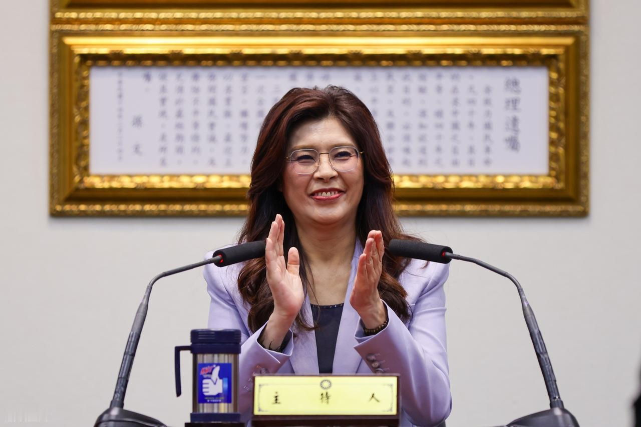 11月面临生死局，枪口没对准民进党，倒先对准了自家主席。八个重量级大佬联手“逼宫