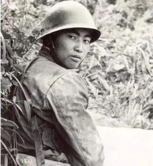 1984年，解放军军官被越军包围，他准备拉响最后一颗手榴弹和敌人同归于尽，没想到