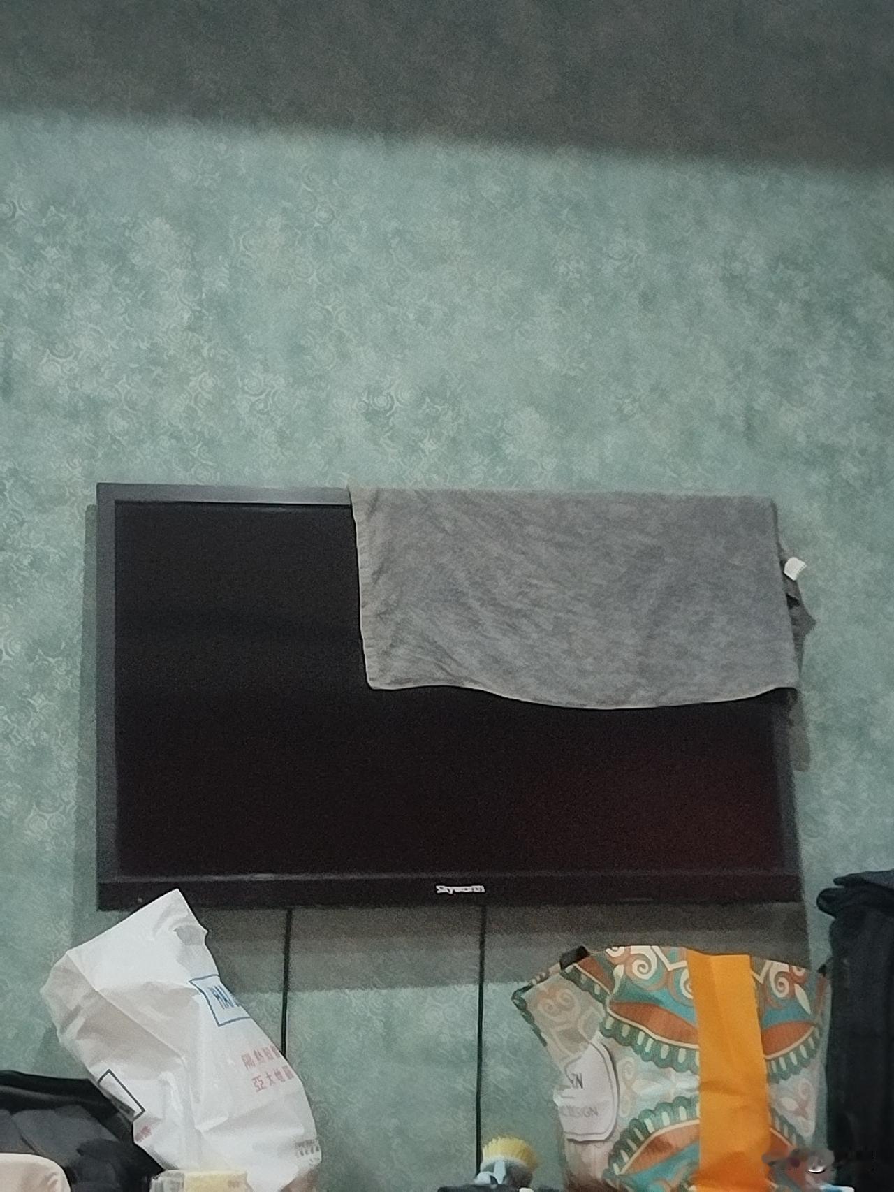 你会用你家的电视机晾毛巾吗？和同事出差，同事洗完澡把湿漉漉的毛巾拧干水，顺手