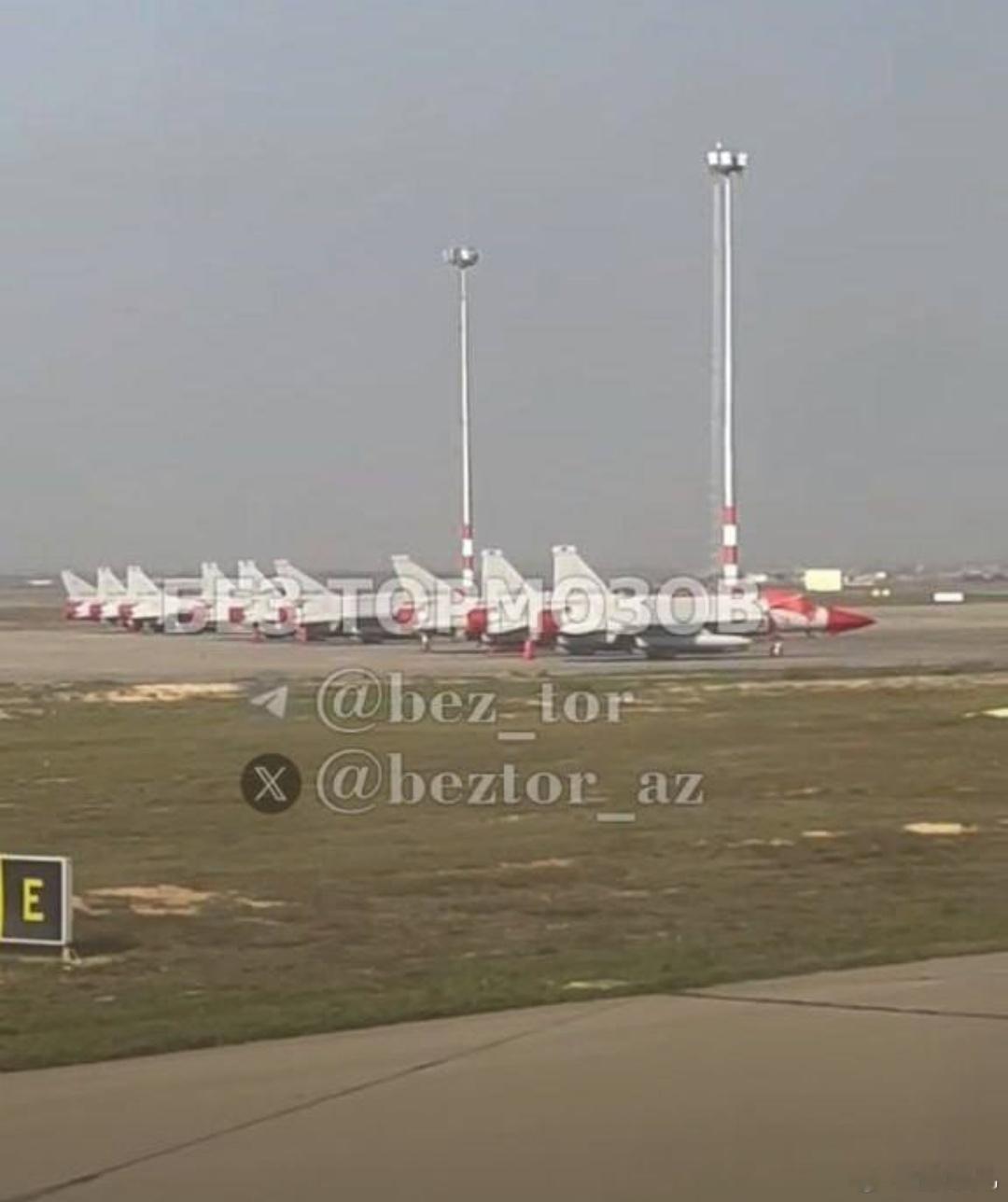 第一批JF-17枭龙战斗机在阿塞拜疆境内被发现。该战斗机由巴基斯坦提供。