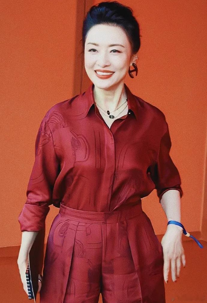 周涛在上海参加时尚活动，她这回搭配了一身红色的套装，整个人显得超有格调。​​​