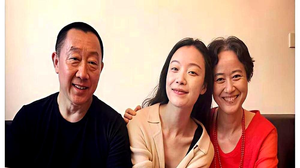 别再盯着那些伪豪门的人设看了，倪妮身上那股子目空一切的高级感，其实来自南京巷子里