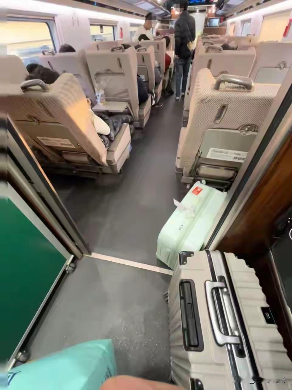 一网友买了张二等座无座票，上车之后，发现二等车厢挤的不行，他就站在了一等车厢连接