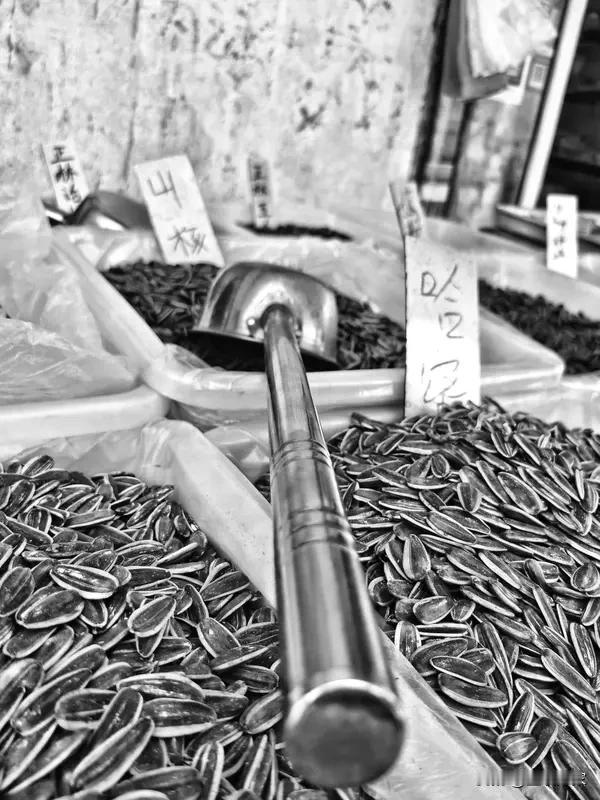 你能想象吗？有个女子每次路过瓜子摊都伸手抓一把瓜子。这事儿一曝光就引发网友热议。