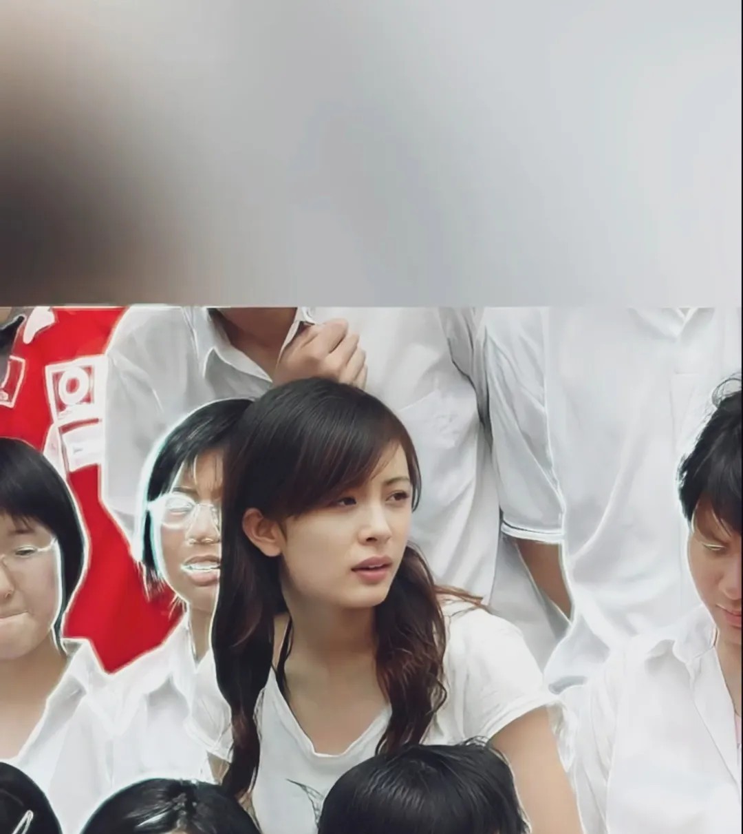 这张照片拍于2005年，是北京第十四中学的毕业合影。拍照前那会儿，她正巧被镜头逮