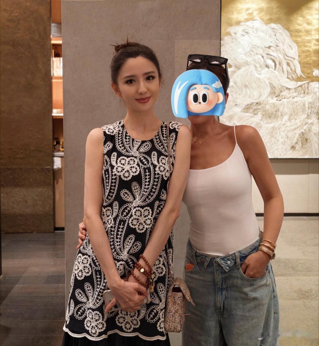 佟丽娅真人优势拉满，高挑清瘦的身形搭配白皙肌肤，气质格外出众。