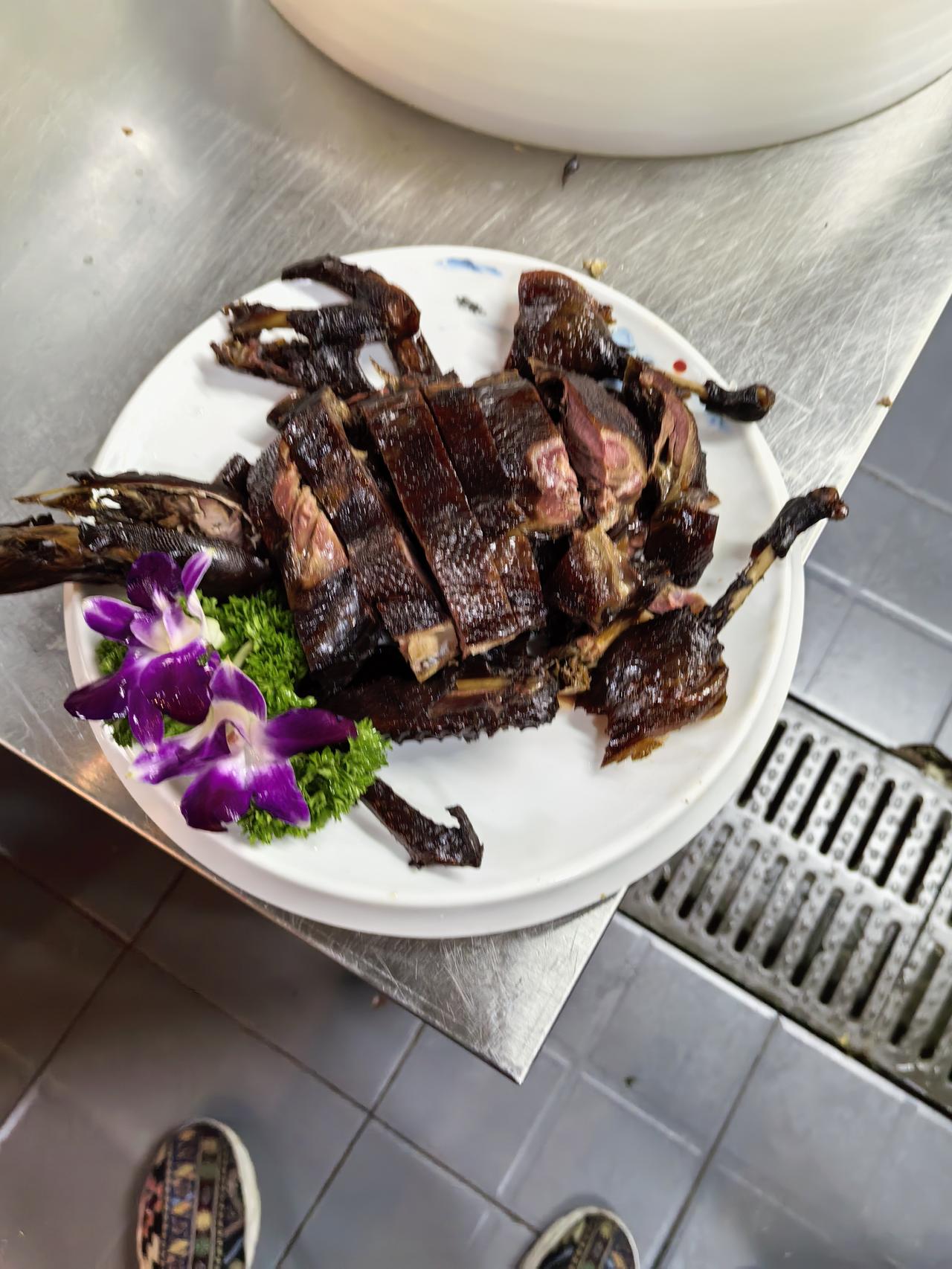 今日晚餐美食分享今日晚餐“辣爽双杀”！厨师亲做姜辣蛇+酱板鸭，香到舔盘停不下来～