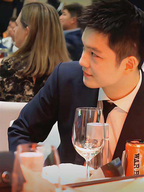 西装的优东好帅