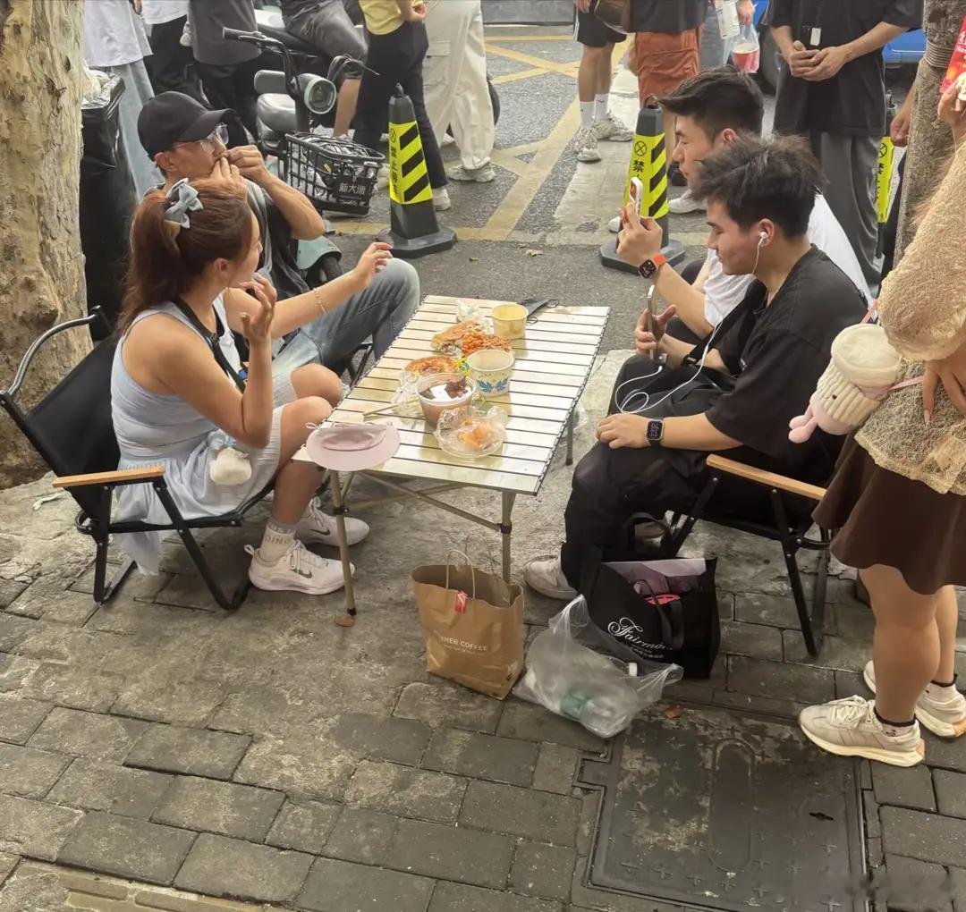 刘畊宏夫妇在武汉街边吃麻辣烫，王婉霏胖了好多，身上赘肉好几层​​​