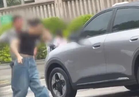 “女司机遭掌掴”, 涉事保安已被停职! 警方最新回应→