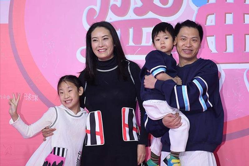 2000年，贾妮对同居了8年的申军谊说：“我们已经恋爱同居8年了，你要是