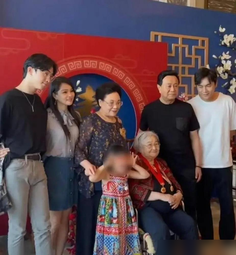 56岁伊能静素颜坐在沈阳婆家别墅里，一句话没说，光顾着剥蒜了。秦昊他妈端上桌六道硬菜，锅包肉、酸菜白