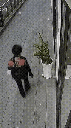 网上一段画面看得人特别无语，一位老太太路过居民家门口，本来都正常走过去了。她特意