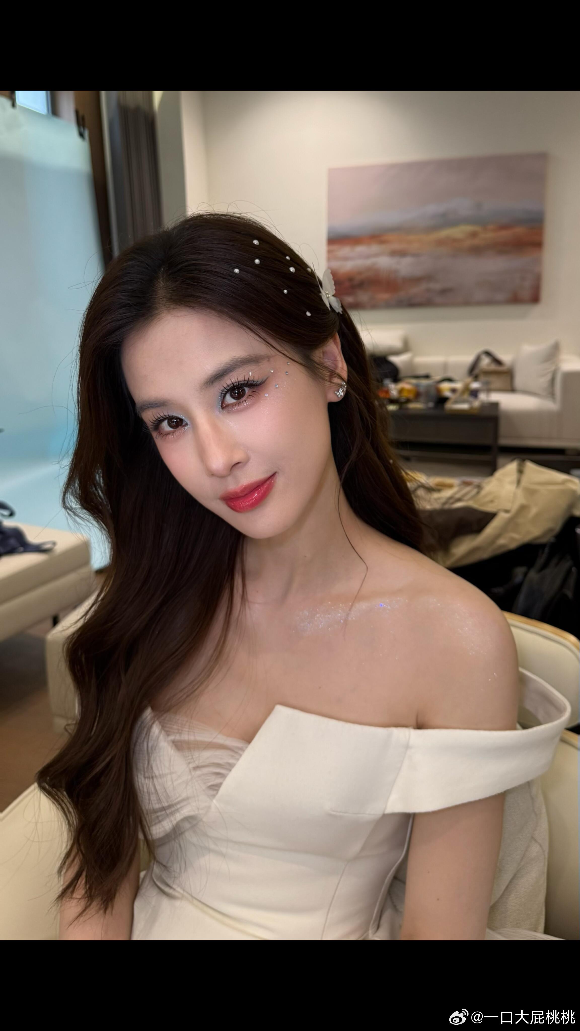 黄圣依的冰蓝仙子妆，她也挺扛老的骨相美人。