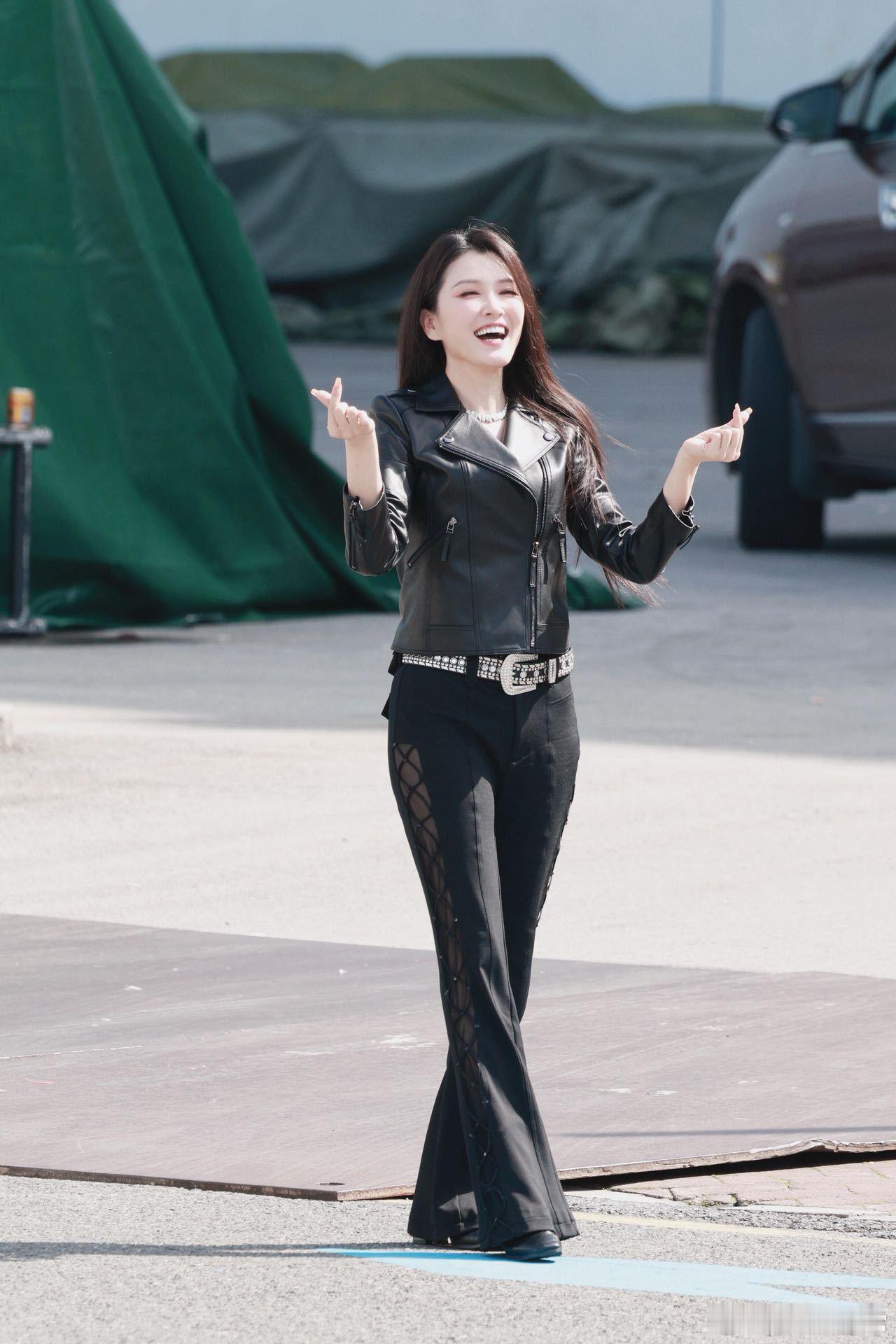 我看李小冉就徐洁儿这样徐洁儿的体面真刻在骨子里了！哪怕李小冉唱跳得手忙脚乱，她