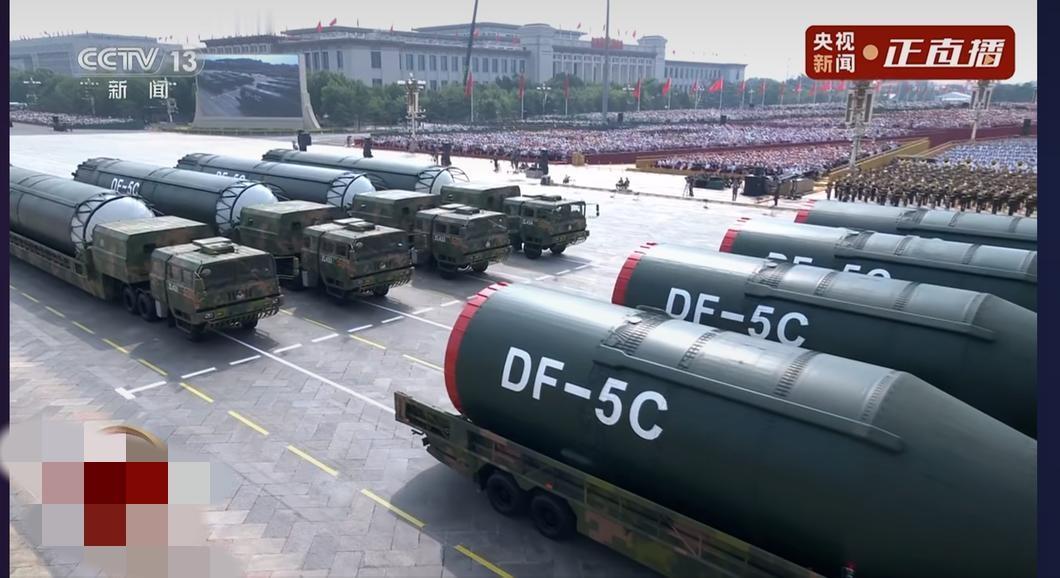 本次阅兵济南元素少了，重汽负责压轴出场。仔细看了本次阅兵用的车辆，陕汽和东