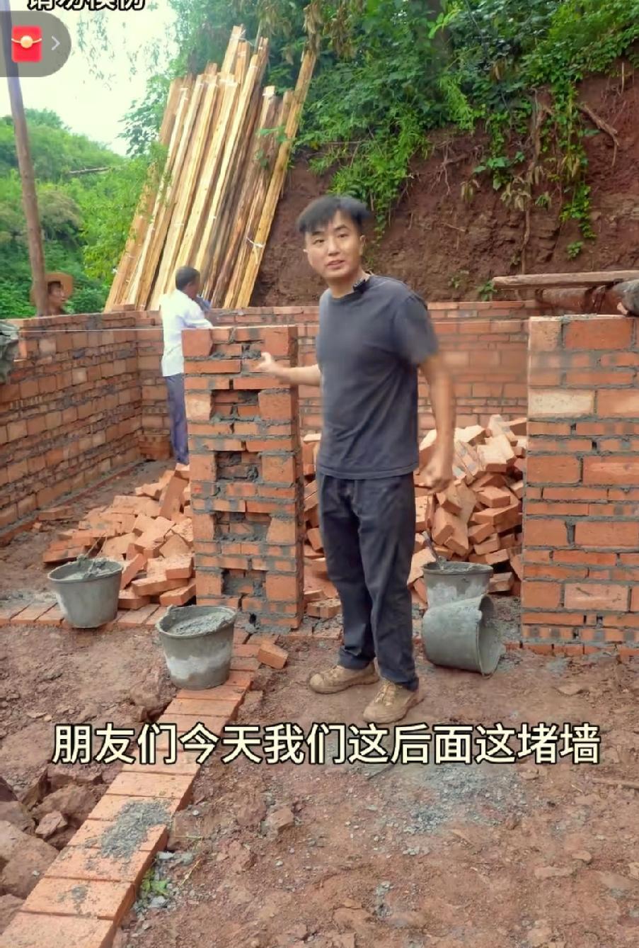 现在全网最糟心的男就是徐三娃了吧！不是因为给岳母建房不顺利也不是因为拍视频给人