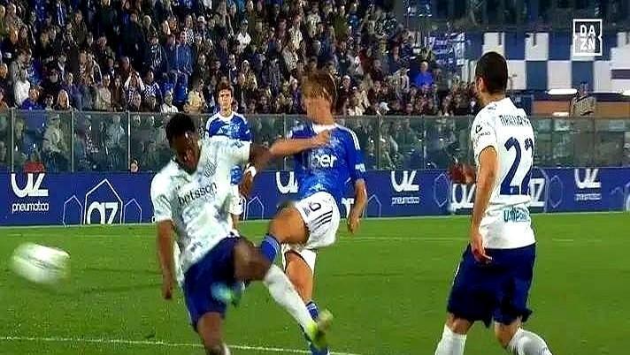 意甲赛场上，高科技硬生生造出个大冤案。国际米兰对阵科莫，比赛到了89分钟。科