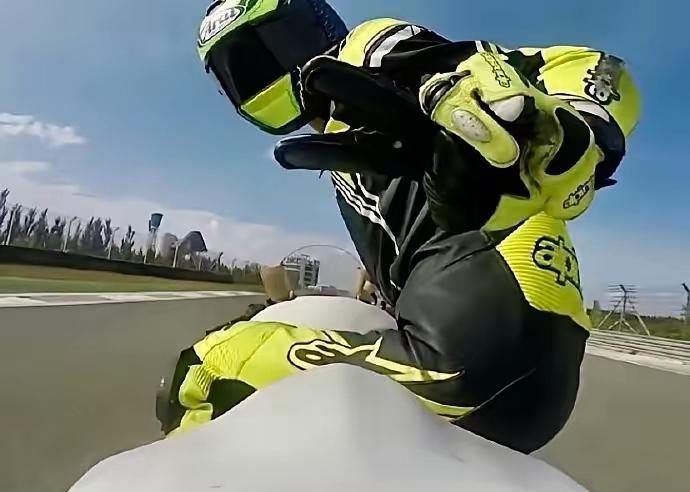 全网都在等王一博，我却在程耳的人鱼剧组发现了秘密。央视跨年夜，镜头扫过无数张笑