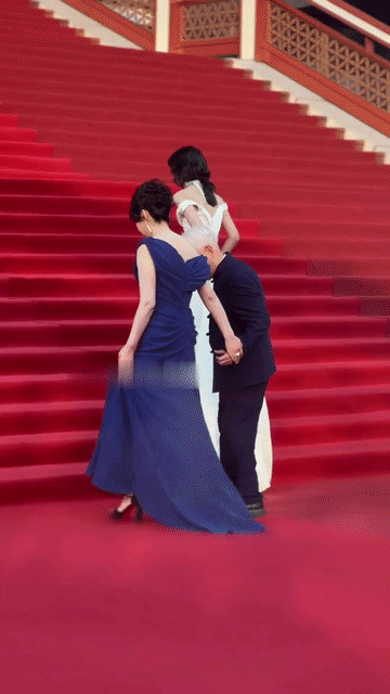 张子枫还是太年轻了，牛犇老爷子毕竟90高龄了，张子枫只顾自己在前面走，也没说去扶