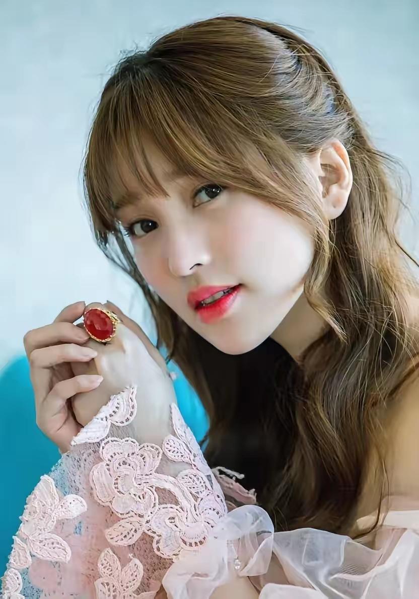 金沙找小19岁男友被嘲，而男人找小20岁的女人为何正常？看来男女没有真正的公平。