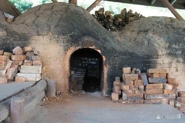 4000年前的完整陶窑在山西运城汤里遗址重见天日，堪称夏代考古的惊人发现。这座典