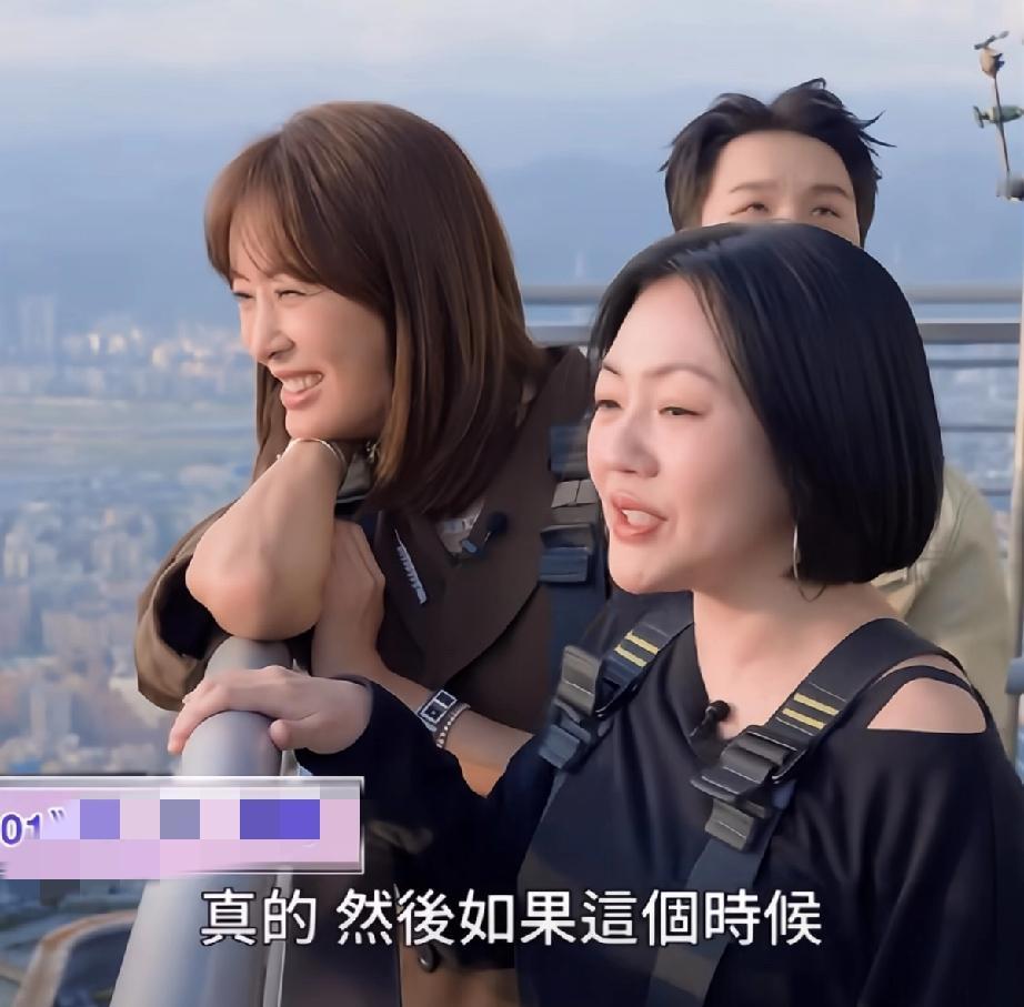 小S太让人心疼了，她复出之后在台湾省的台北101大楼楼顶观光，却被指似笑非笑，笑