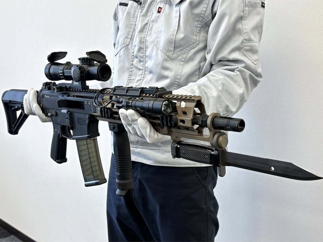 日本丰和搞得20式步枪加长护木【图4】是原本的刺刀安装方式