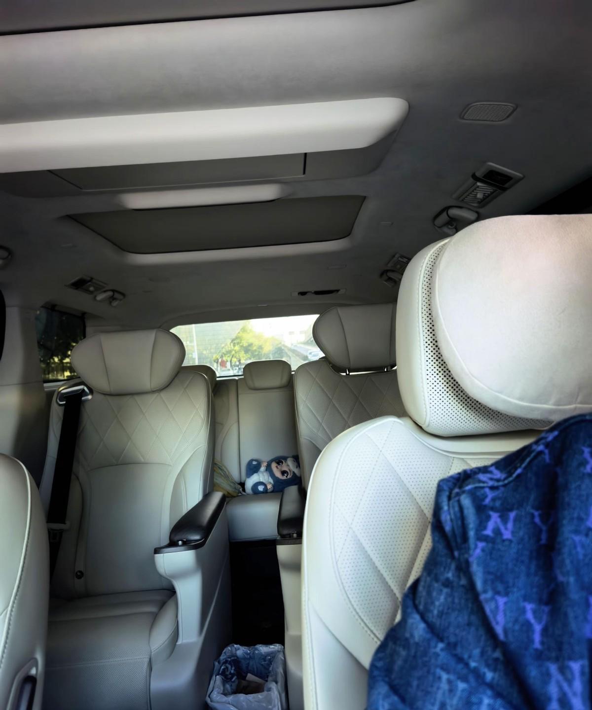 抖音上刷到个哥们，开着魏牌高山去上班，车里六个座全空，就他一个人握着方向盘。视