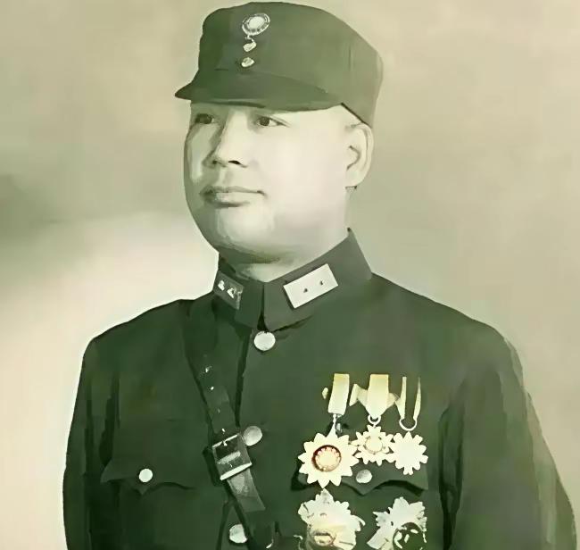 1975年，关麟征一听蒋介石在台湾辞世，坐不住了。他带上老婆直奔台北。飞机刚停，