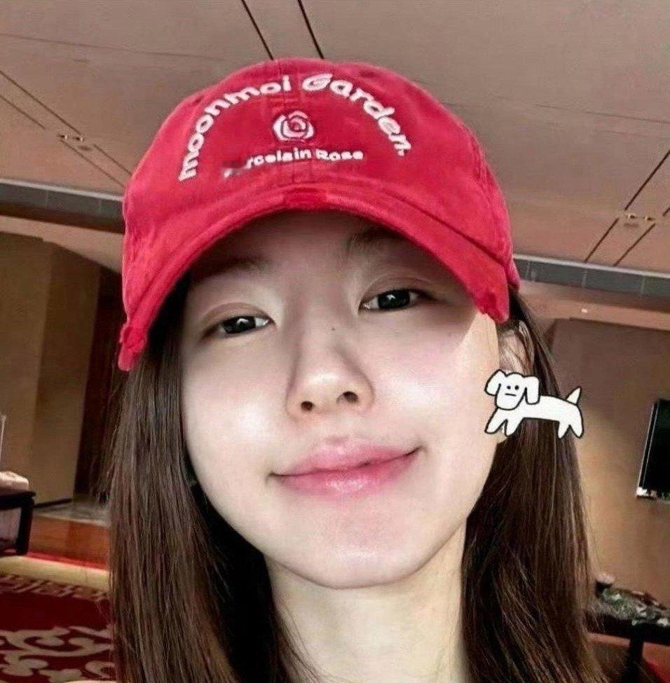 赵露思发了一张没化妆的照片，让大家看到了她最真实的一面。​​​