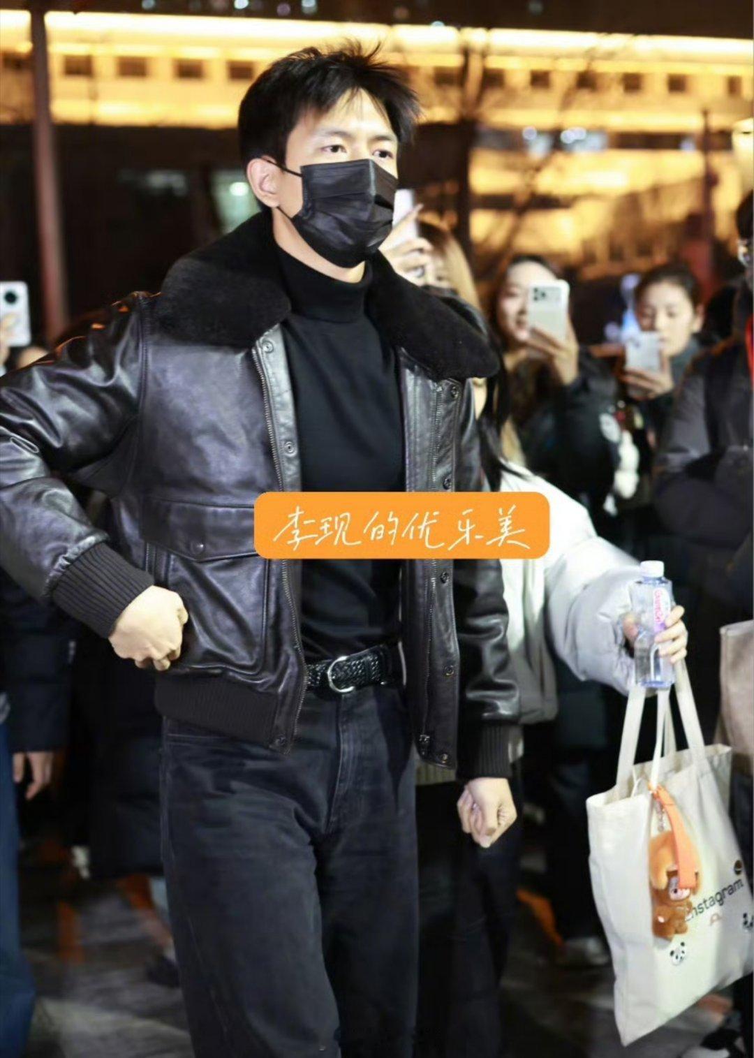 李现的春晚彩排下班图，一身黑色皮衣，是真的很低调的一个男明星了，彩排顺利的话，今