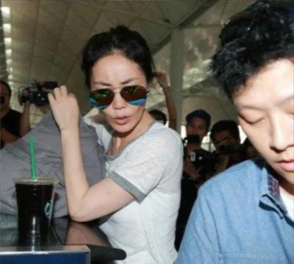 王菲香港转机遇狗仔意外碰面引关注。