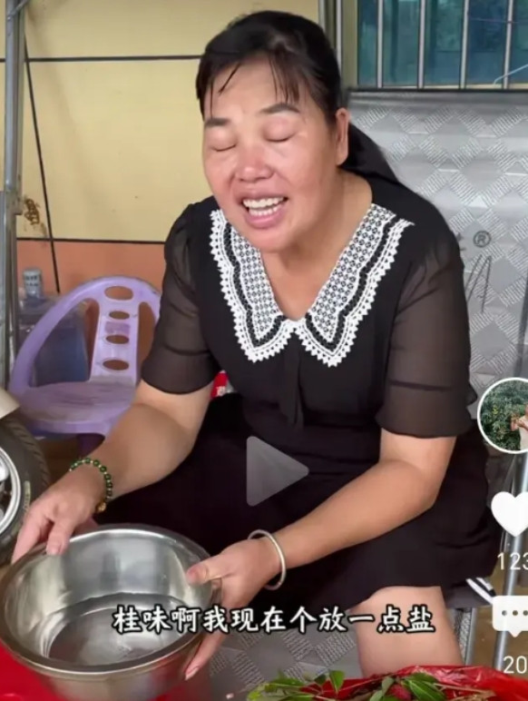 哇塞！原来全红婵的妈妈竟然用这种方法，来降荔枝的火！我又学到了一招。只见全妈