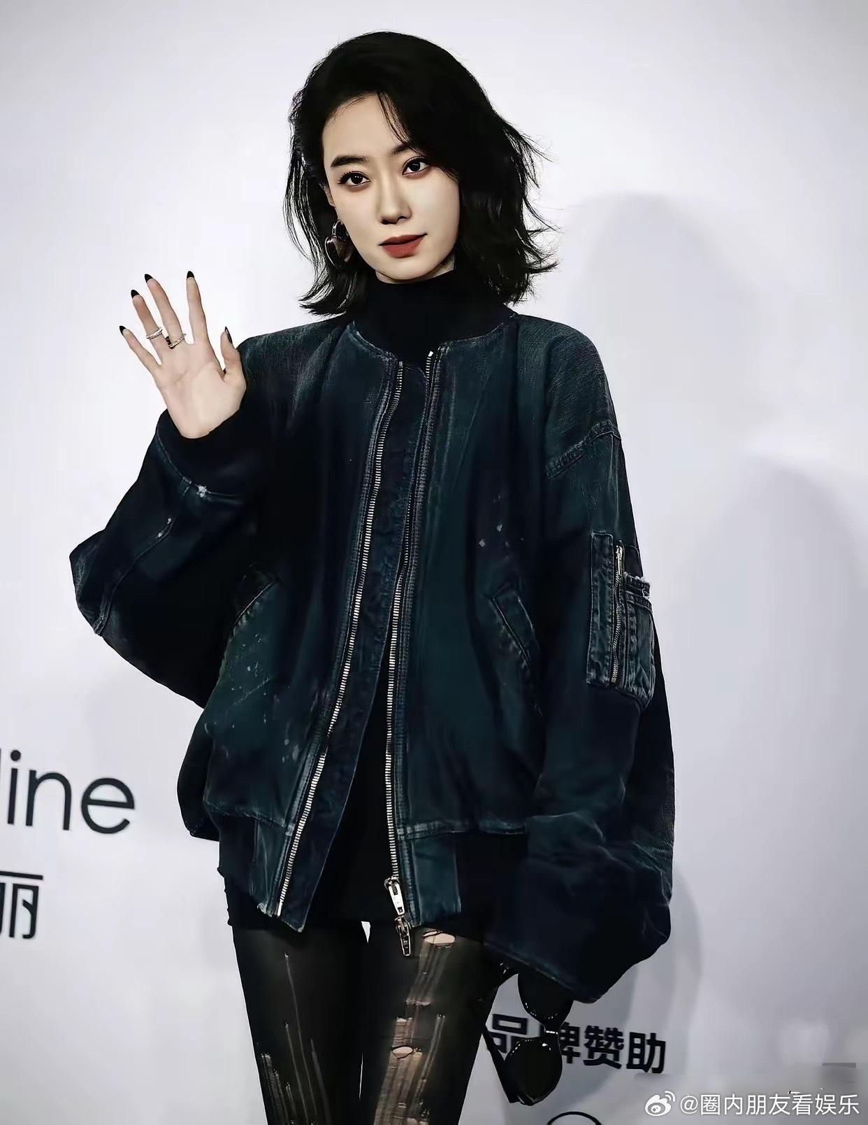 看了现在的张小斐我只想问一个问题，她是不想当明星了还是说被人诈骗了？不然她怎么敢