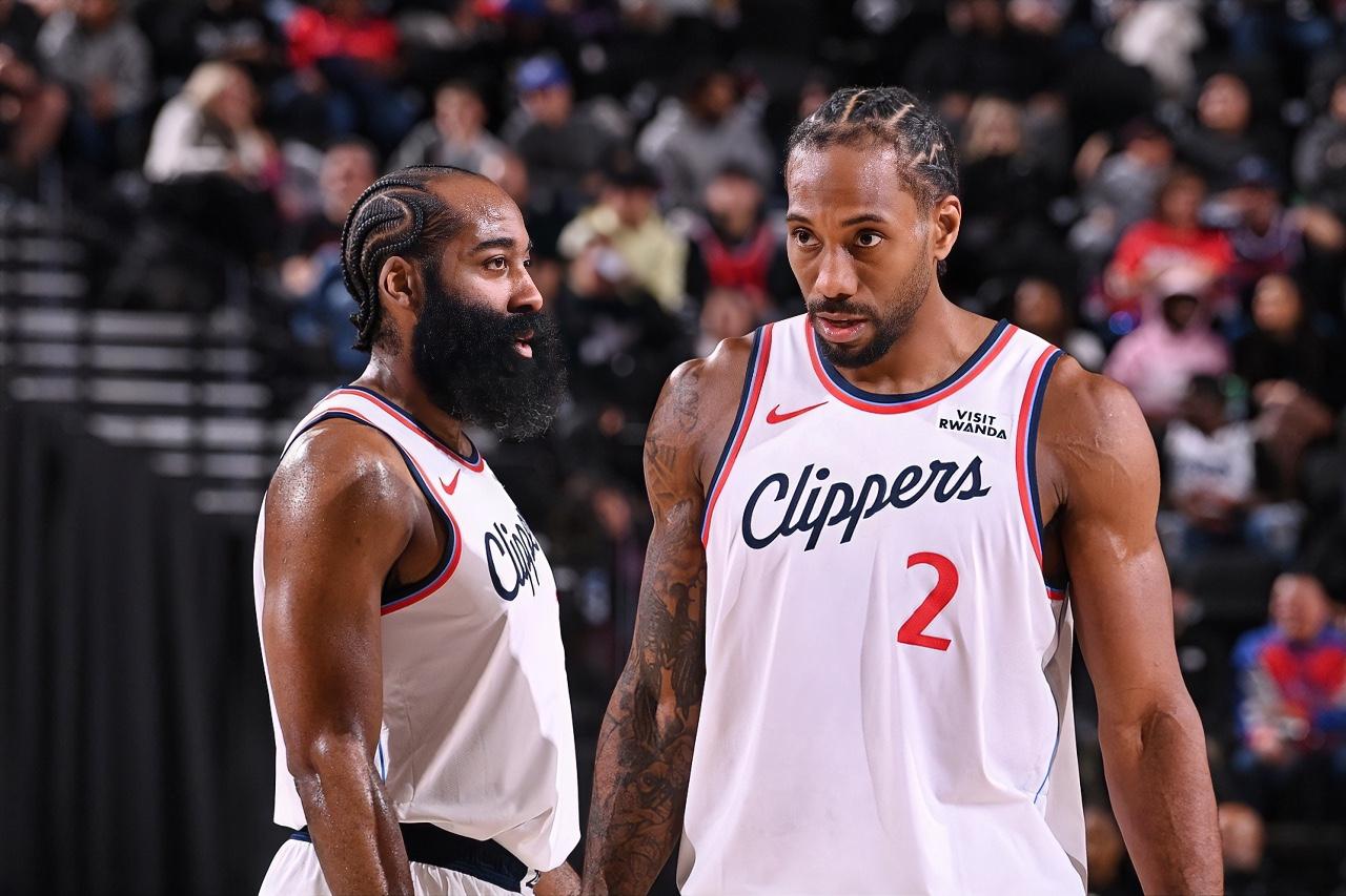 哈登：卡子哥，你因脚踝伤势不打黄蜂吗？？小卡：打个黄蜂你不是手拿把掐吗？再说了