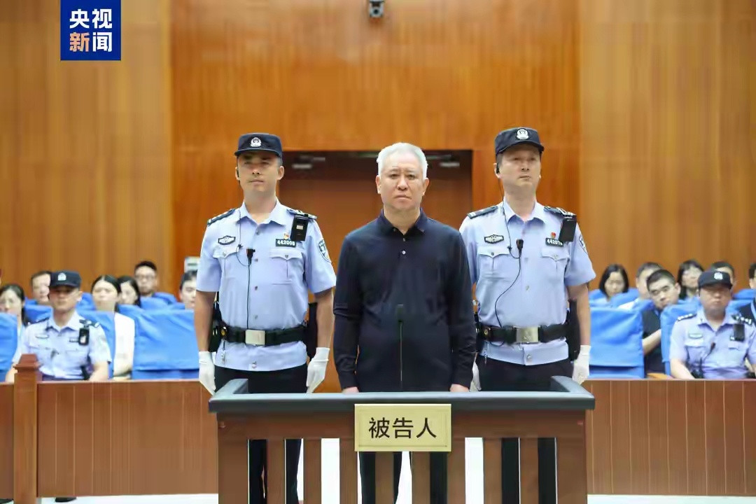 许家印一审被判无期徒刑，没收个人全部财产，回望他跌宕起伏的一生，令人唏嘘感慨。
