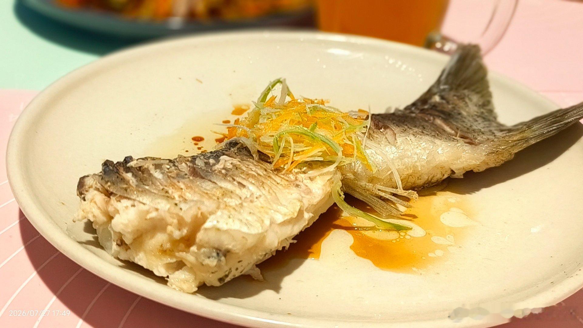 今日晚餐買了一條超級大的鰱魚，分三段慢慢吃。