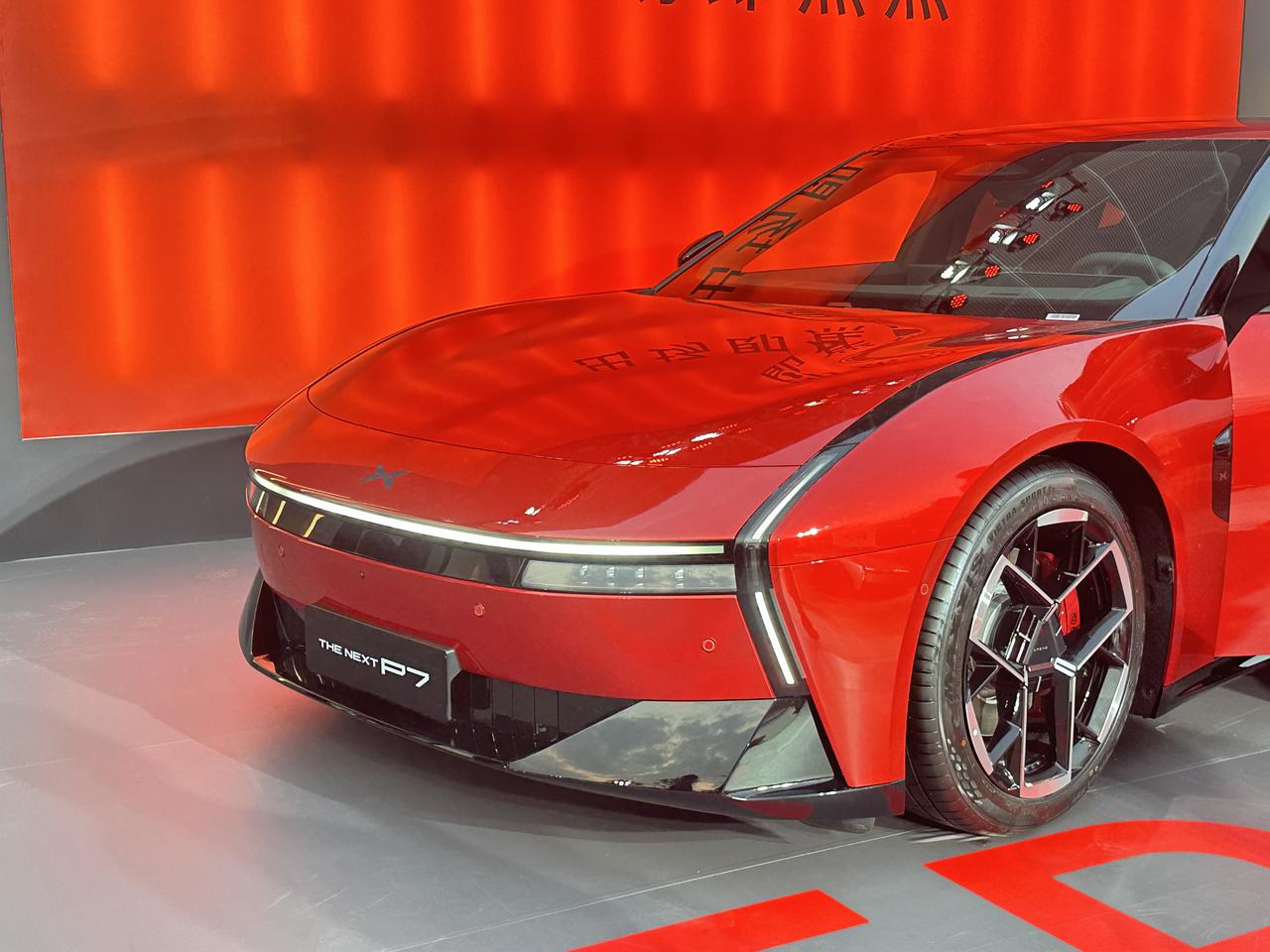 刚才整理手机的相册，突然之间发现之前参加小鹏P7活动的时候，开到的两个全新车身颜