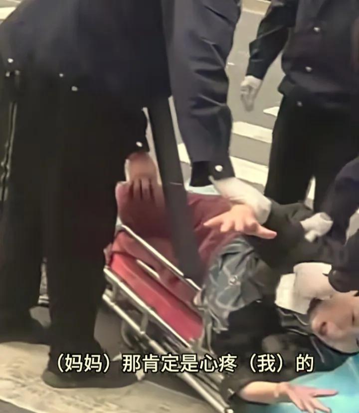 武汉64岁癌母碰瓷货车，儿子病床前怒吼：别人也有家要养！2026年1月17日