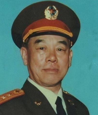 1951年朝鲜战场，志愿军唐满洋已经饿了三天，他趁夜晚摸进了美军阵地，结果上面一
