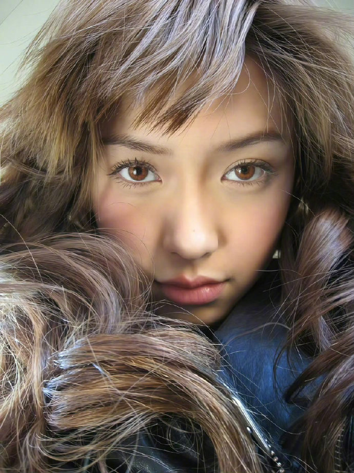 Angelababy等比例长大这基因太顶了！从小美到大，Baby这颜值确实是开