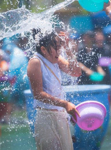 泼水节原本是挺好的一个传统，一个让大家都开心的日子，如今怎么就出了这么多的是非呢