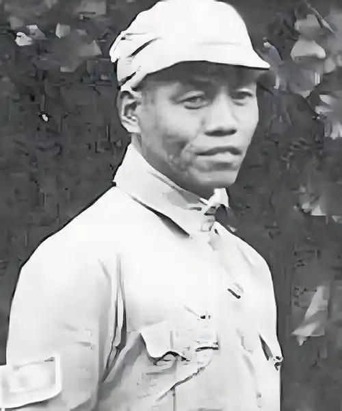 1937年，延安城外，一个男人带着自己的警卫员悄悄出走。没有告别，没有手续，没有