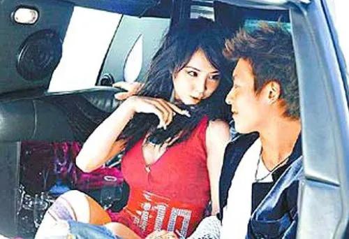 二十多前，两人都是颜值巅峰期，俊男靓女太哇塞！好养眼！