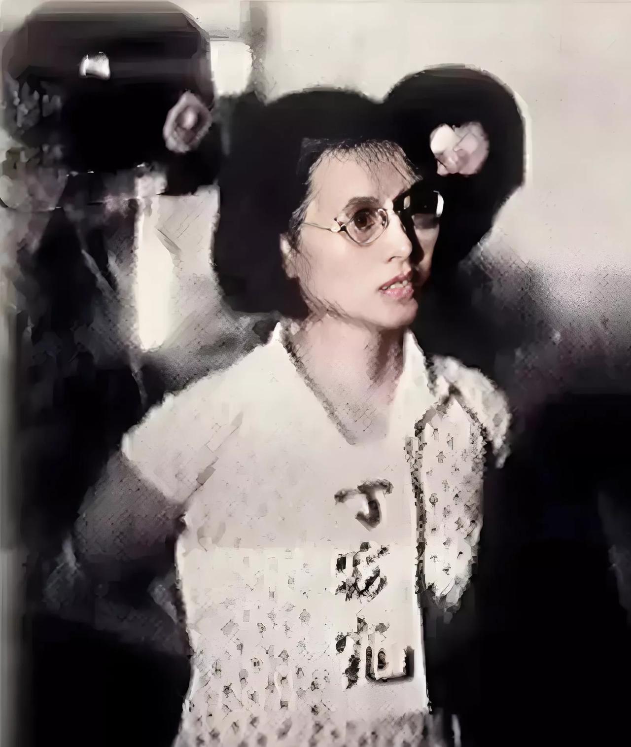 1956年7月24日，台湾台南有个叫丁窈窕的女邮局员工被枪毙了。罪名是通共，但其