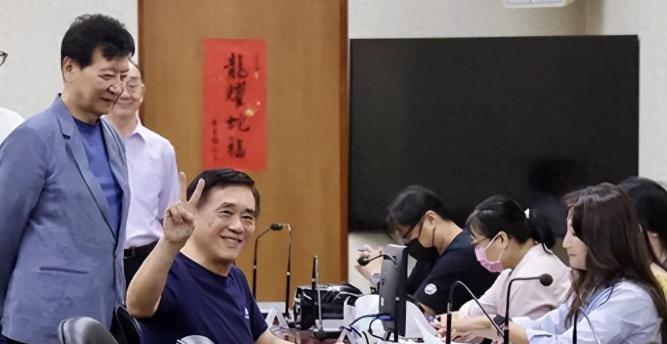 蓝党主席改选，郝龙斌硬把自己变小丑，韩国瑜卢秀燕恐已下定决心国民党主席选战进