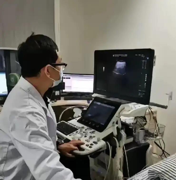 一句劝诫，道尽医者仁心与人间清醒这个医生火了。湖南长沙一55岁男子在医院被诊