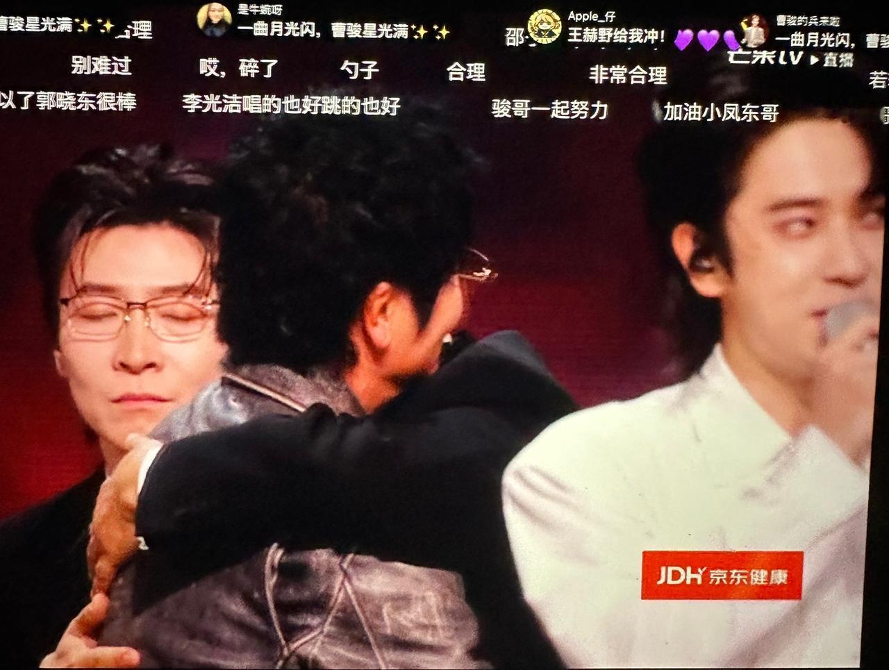 披哥四公淘汰氛围大不同！郭晓东人缘很好，陈若轩略显落寞。今晚的淘汰环节，看着挺