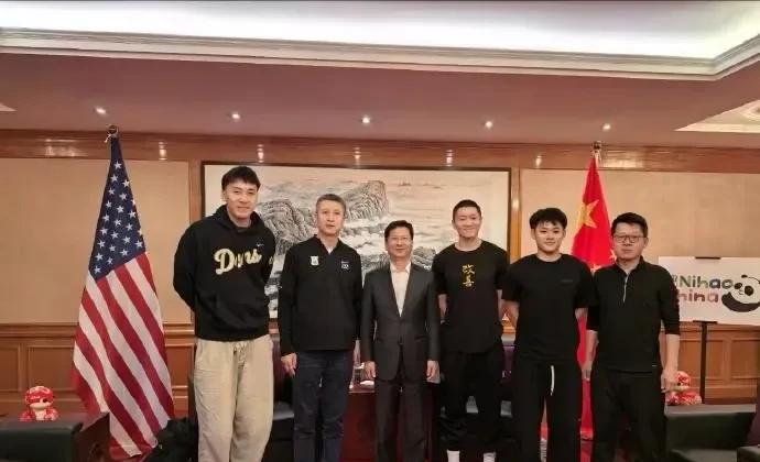 郭士强探望王俊杰和赵维伦，这两个人在中国男篮的未来都有很大的比重，特别是前者已经